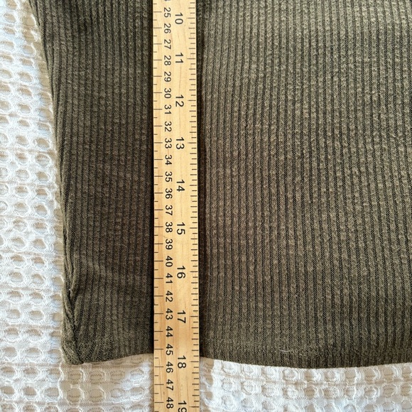 VTG Women's Army Green Ribbed Top Thick Knit Materiel Stretchy Cropped Crew Sz M - Picture 6 of 9